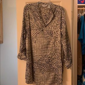 Black and white tunic top w/ bedazzled neck line